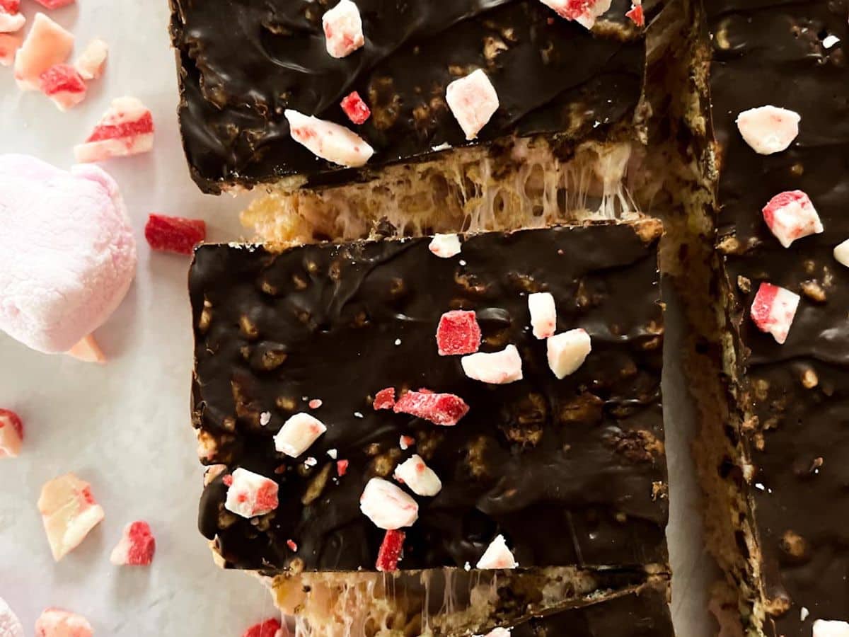 sliced dark chocolate peppermint rice krispie bars
