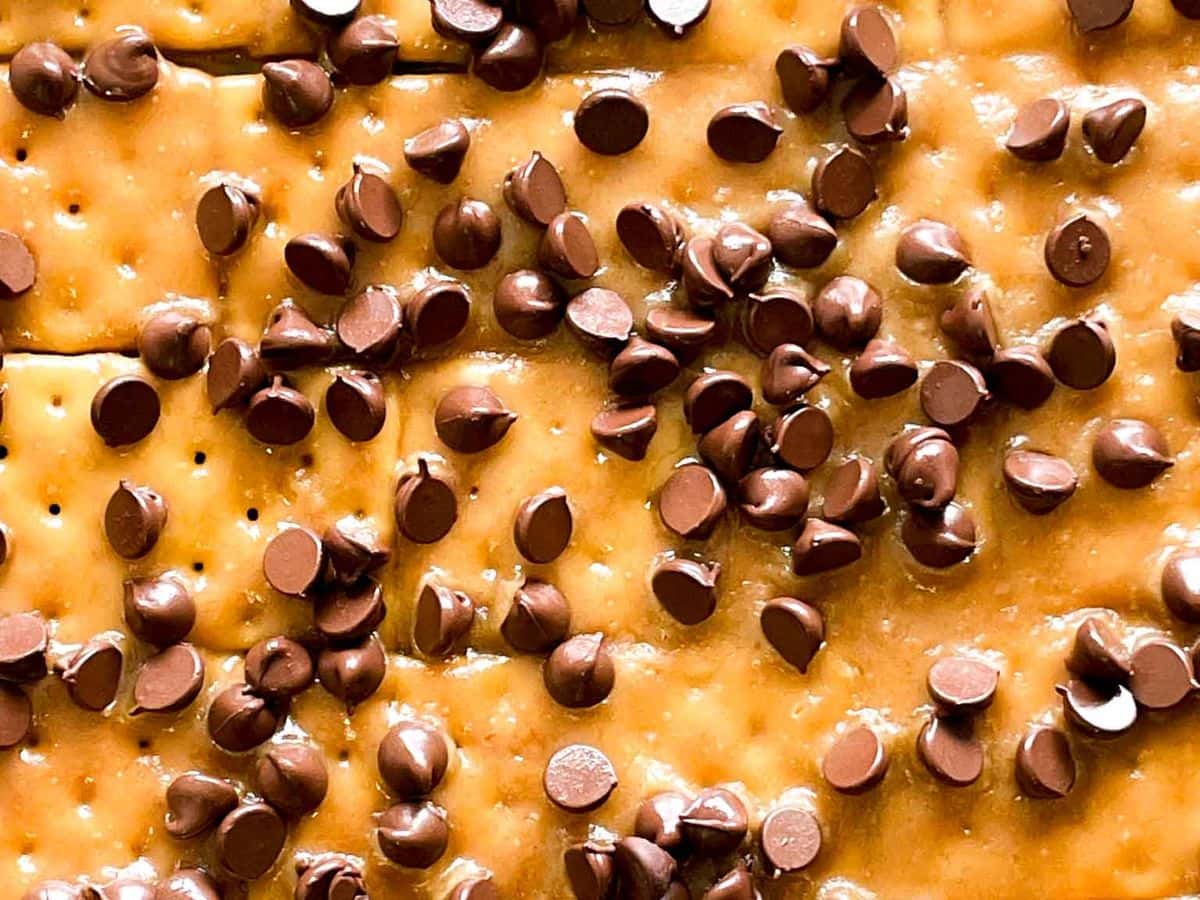 saltine toffee with melting chocolate chips